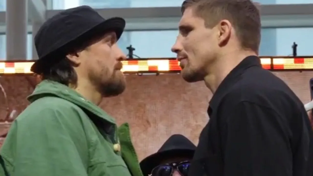 Usyk e Verhoeven frente a frente com as Pirâmides de Gizé e a Grande Esfinge ao fundo