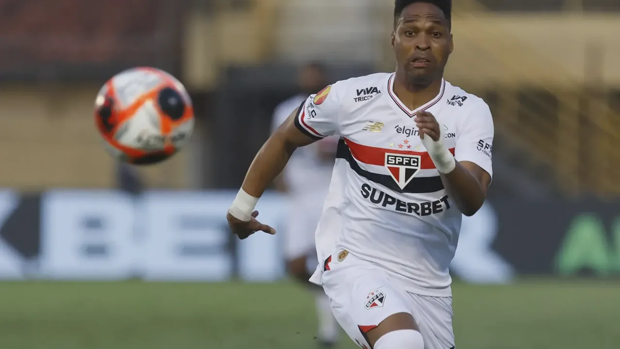 Dorival Júnior em coletiva de imprensa no CT da Barra Funda após ser apresentado como novo técnico do São Paulo
