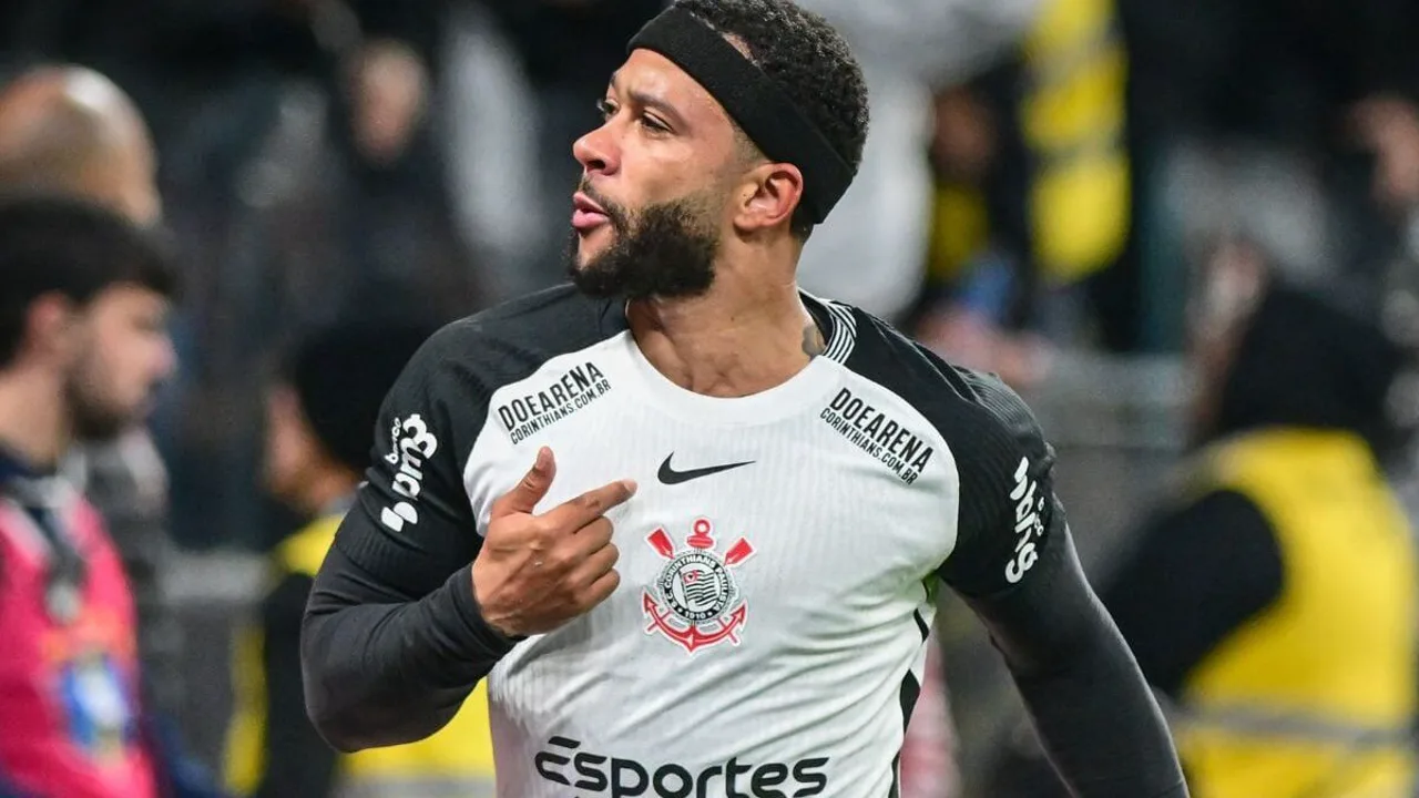 Memphis Depay com a camisa do Corinthians durante aquecimento no CT Joaquim Grava