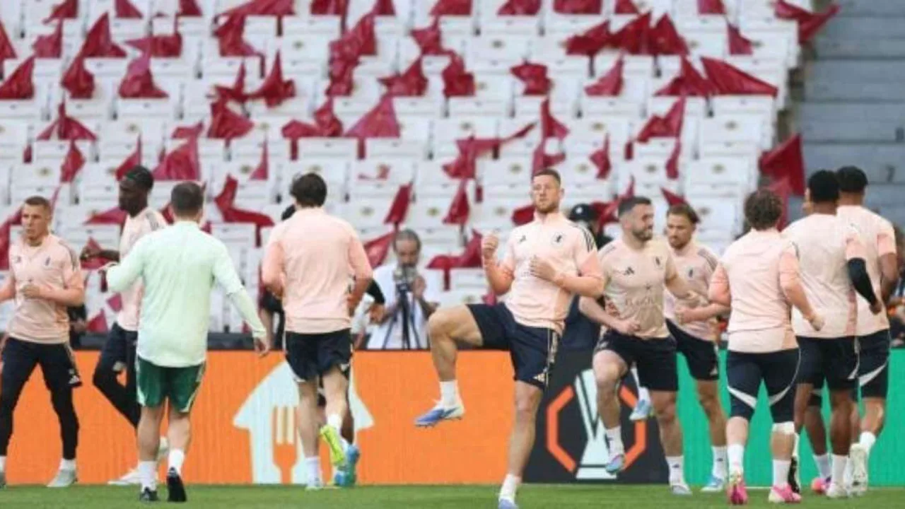Jogadores do Freiburg comemorando classificação para a final da Europa League 2025/26 em Istambul