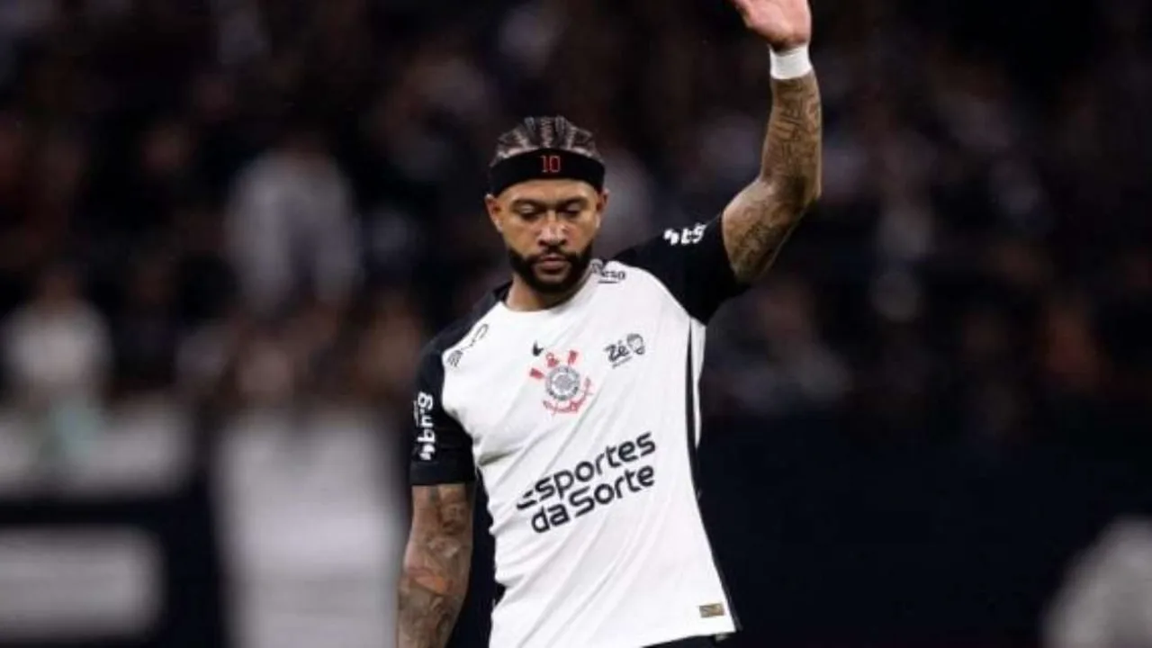 Memphis Depay com a camisa do Corinthians em campo, com expressão concentrada durante aquecimento