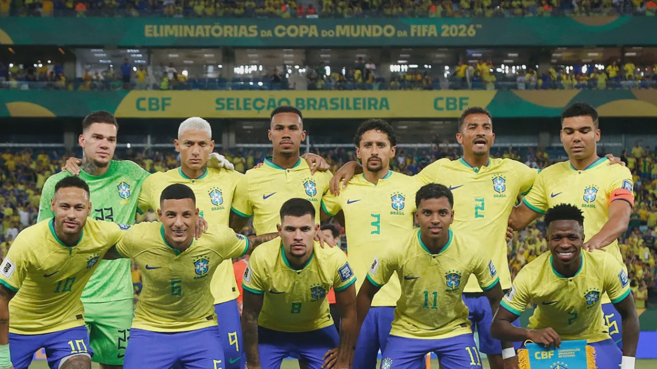 Árbitro sinalizando paralisação em campo durante partida da Copa Libertadores com torcida ao fundo