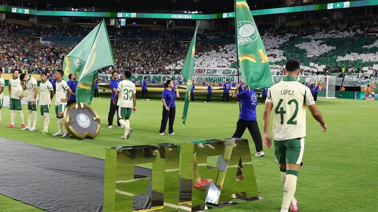Sami Uğurlu, treinador turco do Marseille, observa o jogo na Champions League 2025/2026
