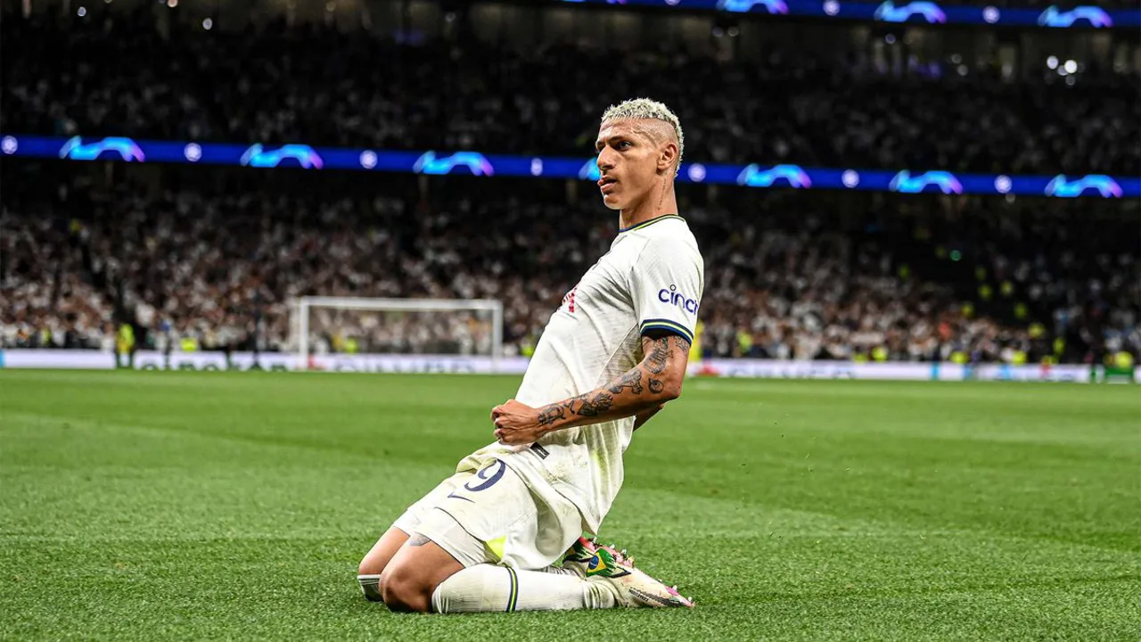 Torcedores do Tottenham nas arquibancadas com faixas de apoio durante jogo decisivo na Premier League