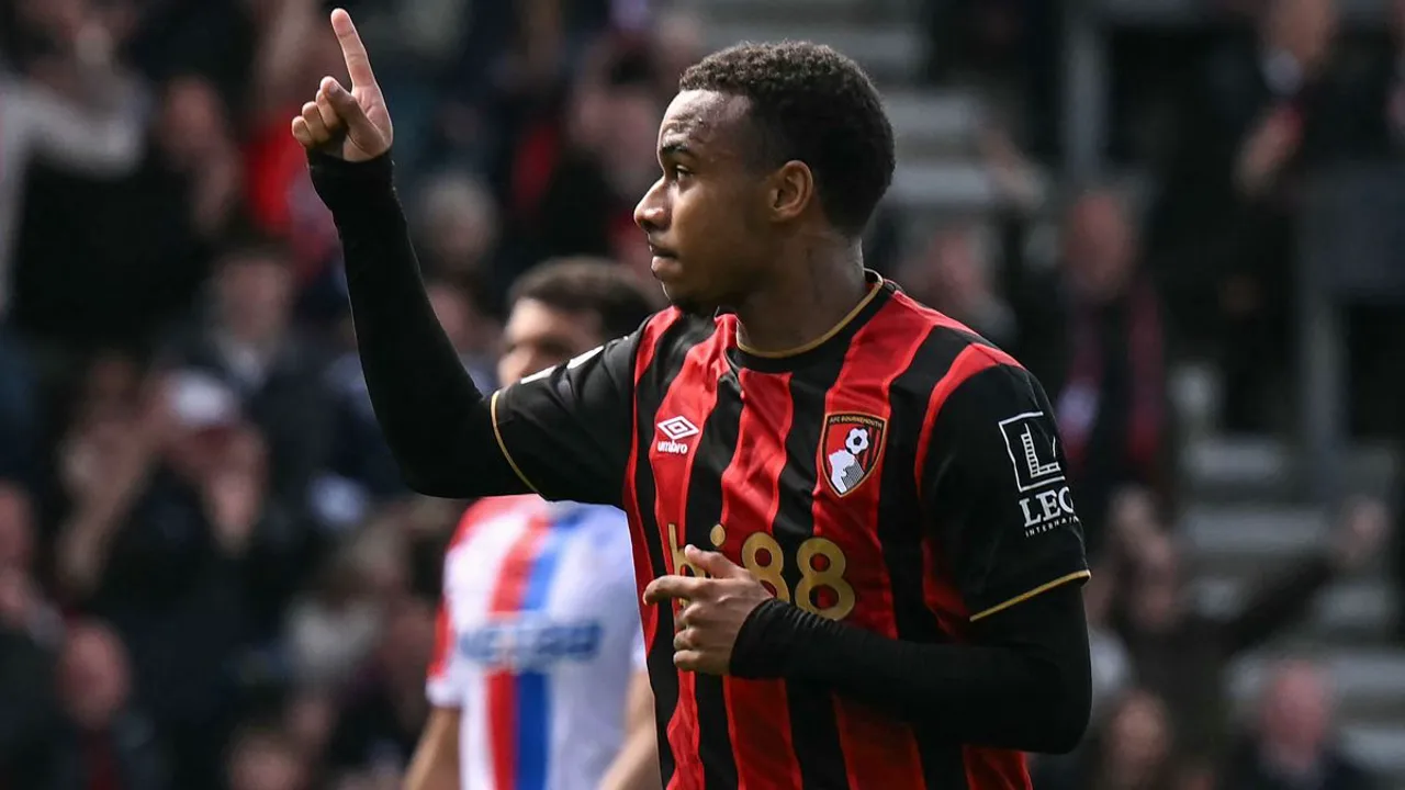 Rayan, atacante do Bournemouth, celebra gol na Premier League com a camisa do clube inglês