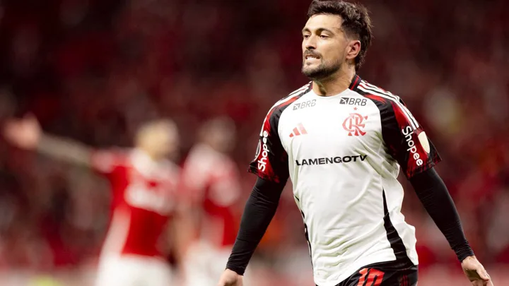 Giorgian de Arrascaeta com a camisa 10 do Flamengo conduzindo a bola em campo na Champions League