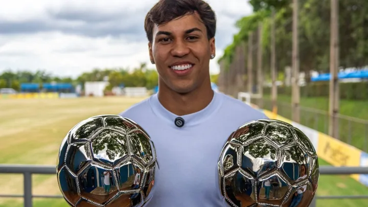 Kaio Jorge, atacante do Cruzeiro, com a camisa 19 em partida do Brasileirão Série A 2026