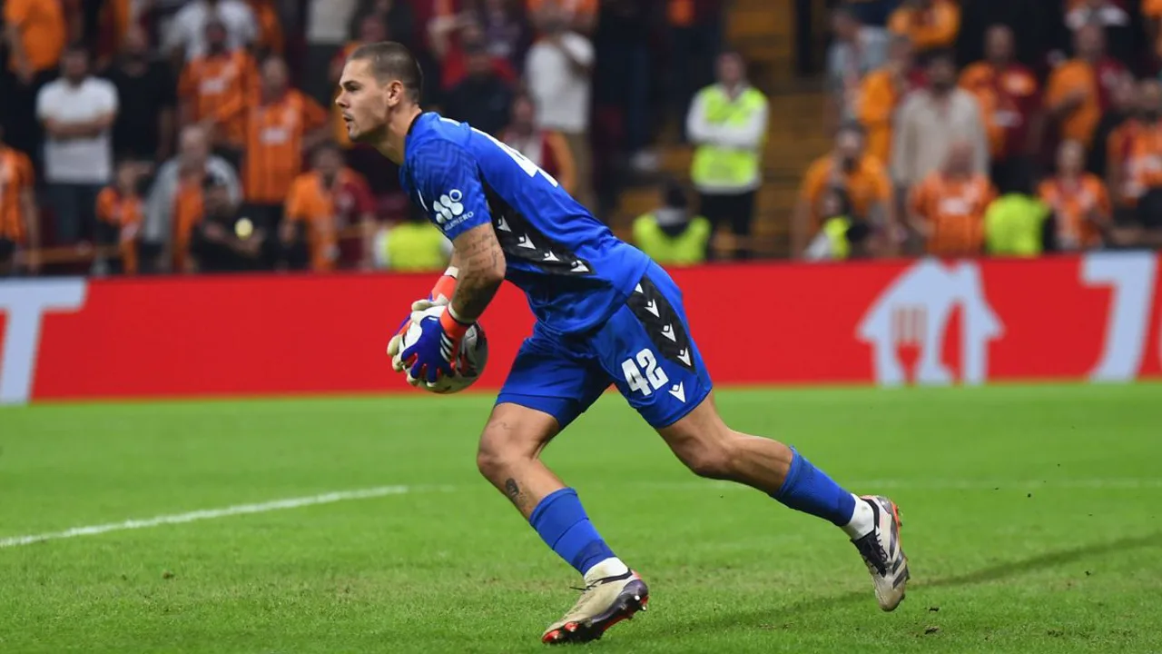 Dominik Kotarski, goleiro croata do Paris Saint-Germain, posicionado sob as traves durante partida da Champions League