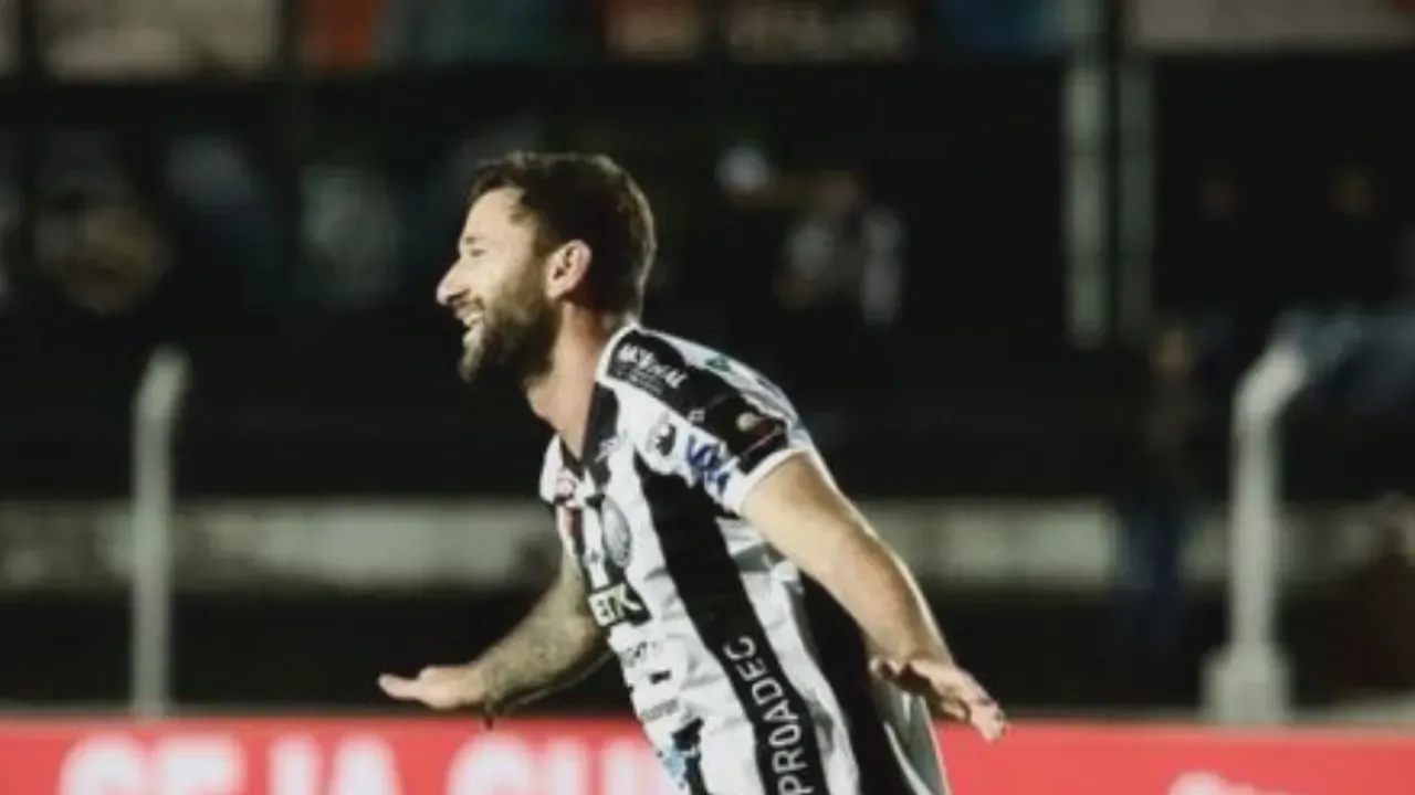 Gabriel Boschilia, meia do Operário PR, com a camisa 10 durante partida da Série B de 2026