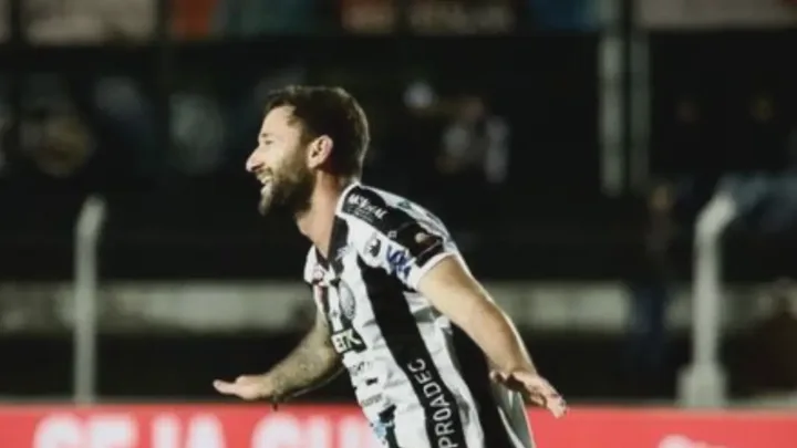 Gabriel Boschilia, meia do Operário PR, com a camisa 10 durante partida da Série B de 2026