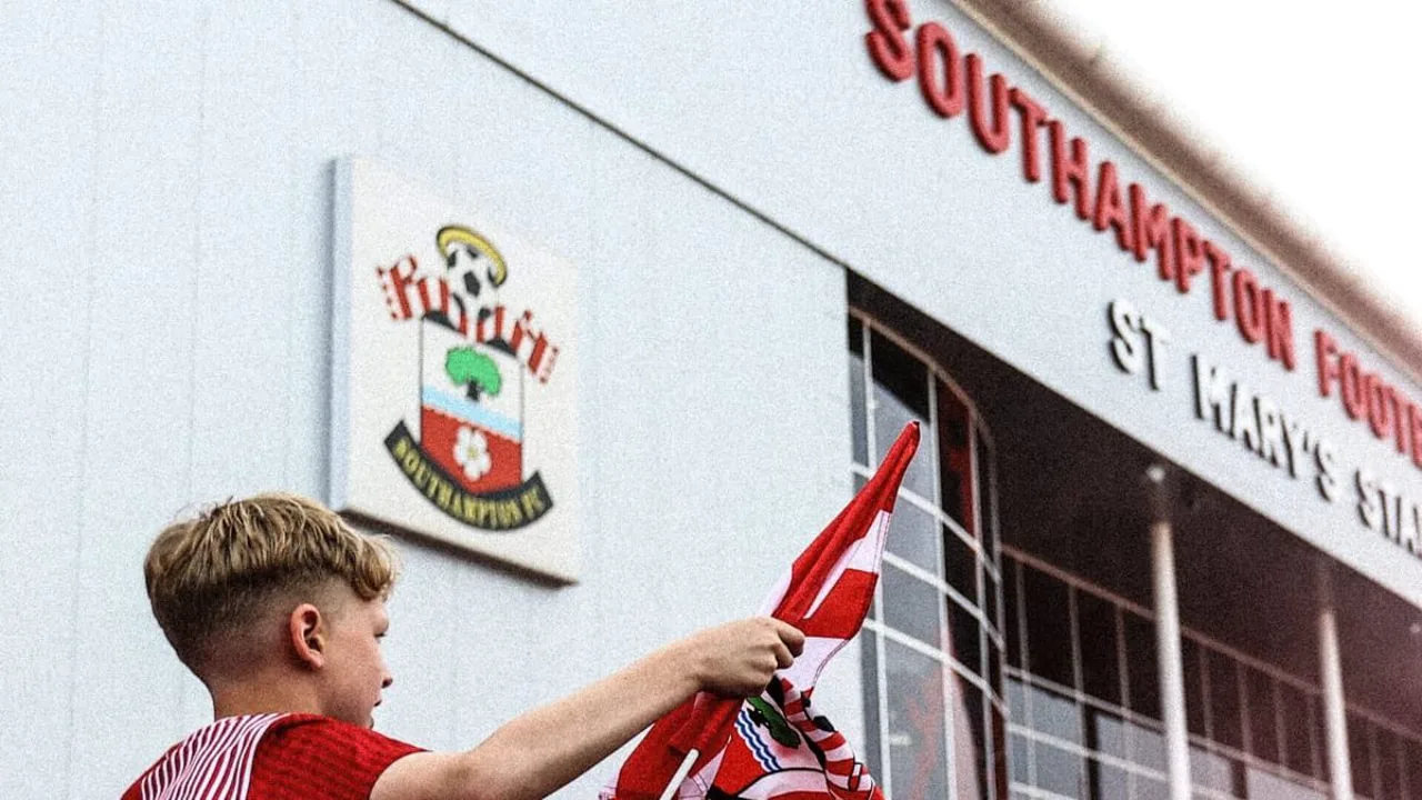Estádio St Mary's do Southampton vazio com bandeiras dos Saints ao fundo, simbolizando a exclusão dos playoffs
