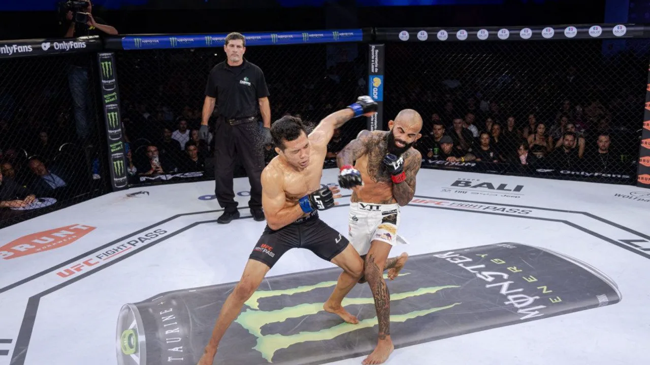 Árbitro Herb Dean observa finalização de rear naked choke em combate de MMA no Intuit Dome