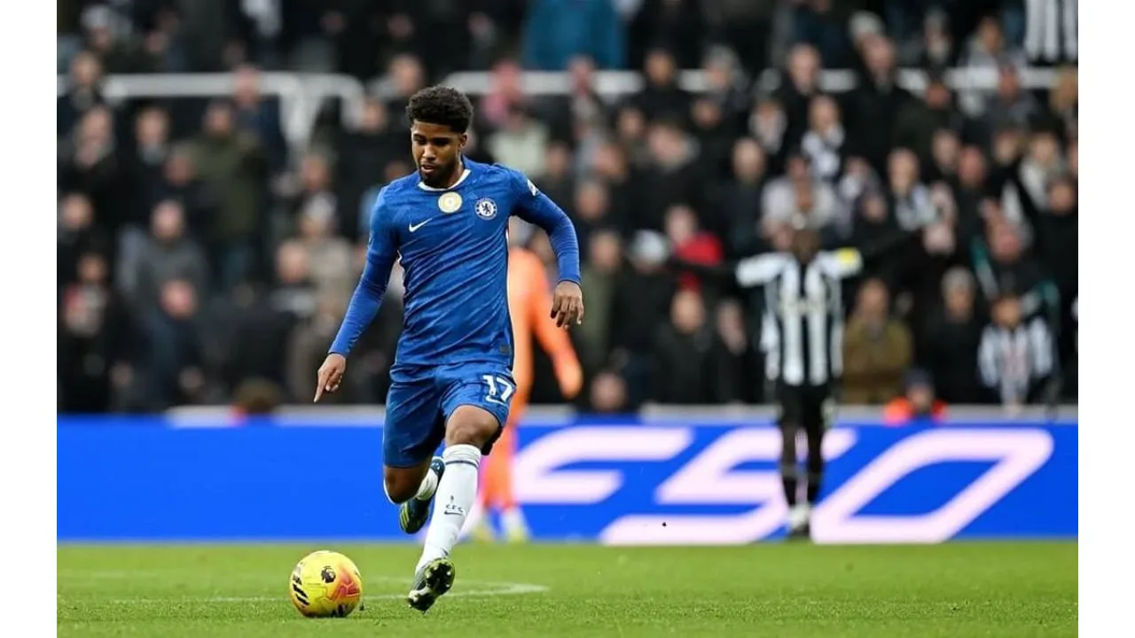 Andrey Santos comemorando gol pelo Chelsea contra o Tottenham em Stamford Bridge na Premier League