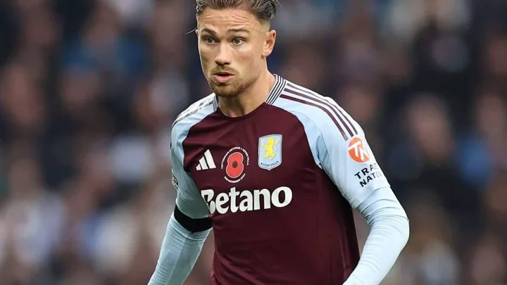 Matty Cash, zagueiro do Aston Villa, com a camisa 2 em partida da Premier League 2025/2026