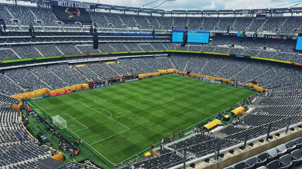 Vista interna do MetLife Stadium preparado para receber a final da Copa do Mundo 2026 com gramado híbrido