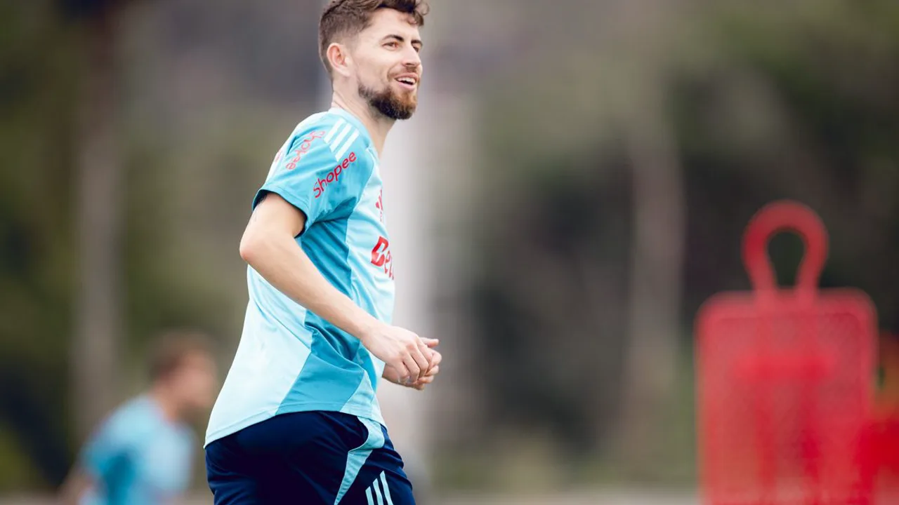 Jorginho e Alex Sandro em treino do Flamengo no Ninho do Urubu antes do jogo contra o Estudiantes