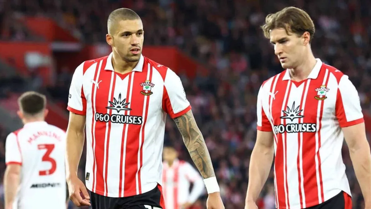 Jogadores do Southampton cabisbaixos no gramado após decisão da EFL excluir o clube da final da Championship