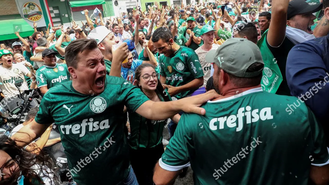 Torcidas de Flamengo e Palmeiras no Maracanã durante clássico do Brasileirão