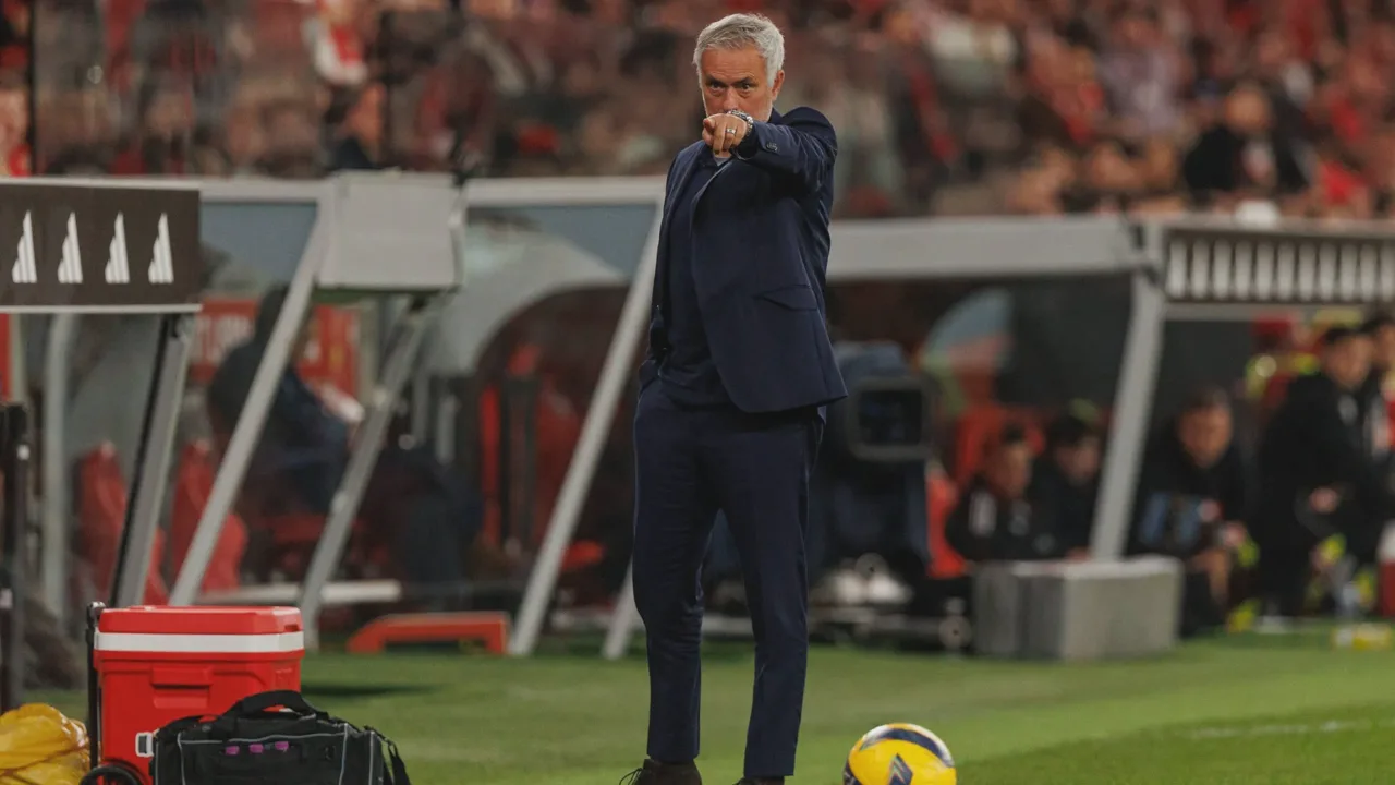 José Mourinho na área técnica gesticulando com o estádio Santiago Bernabéu ao fundo