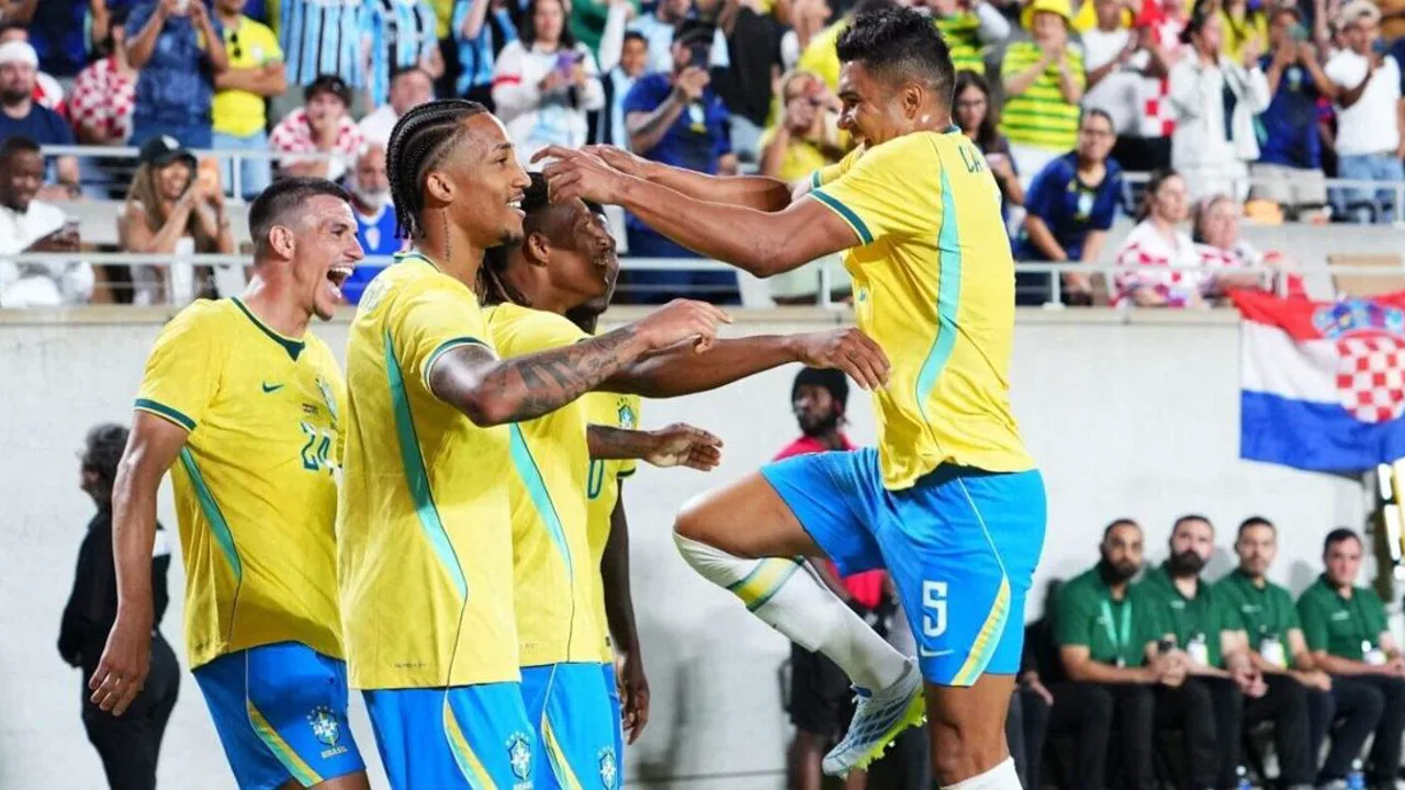 João Pedro com a camisa do Chelsea comemorando gol na Premier League 2025/2026