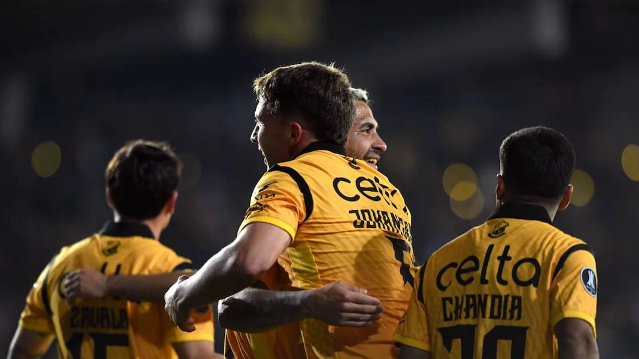 Jogadores do Coquimbo Unido celebram gol no Estádio Francisco Sánchez Rumoroso pela Copa Libertadores 2026