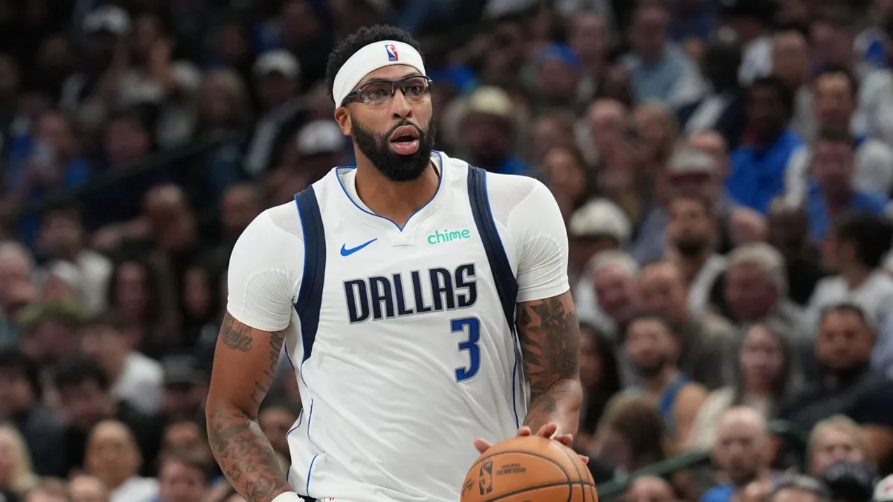 Jason Kidd no banco de reservas do Dallas Mavericks durante partida da NBA na temporada 2025-2026