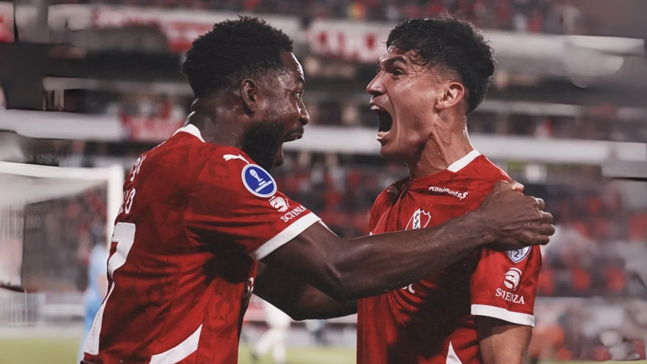 Torcedores em confronto nas arquibancadas do Estádio Libertadores de América durante Independiente x Universidad de Chile