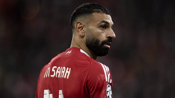 Mohamed Salah com a camisa do Liverpool e Harvey Barnes com a camisa do Newcastle United em campo na Premier League 2025/2026
