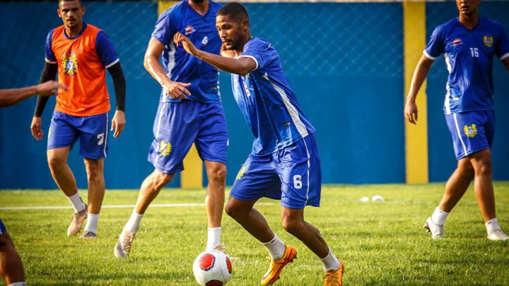 Benedict Hollerbach, atacante alemão do RB Bragantino, camisa 17, em ação no Brasileirão Série A 2026