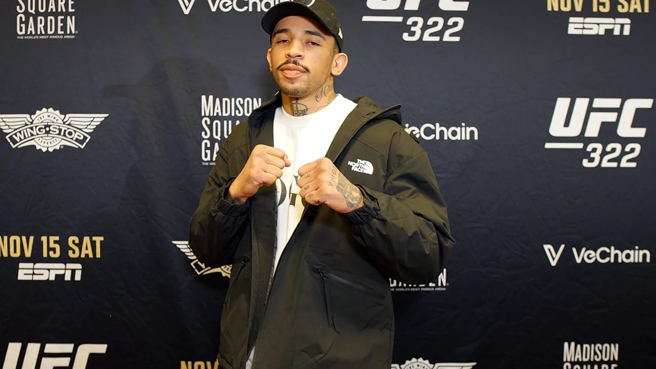Carlos Prates em posição de luta no octógono do UFC após nocautear Jack Della Maddalena em Perth