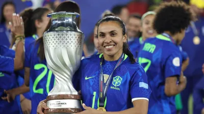 Marta volta aos 40 e obriga a seleção feminina a se reinventar com ela