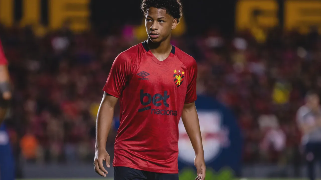 Zé Lucas com a camisa do Sport Recife em campo, jovem volante de 17 anos disputado por Cruzeiro e Botafogo