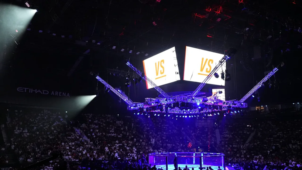 Vista aérea da Etihad Arena em Abu Dhabi iluminada durante evento do UFC Fight Night