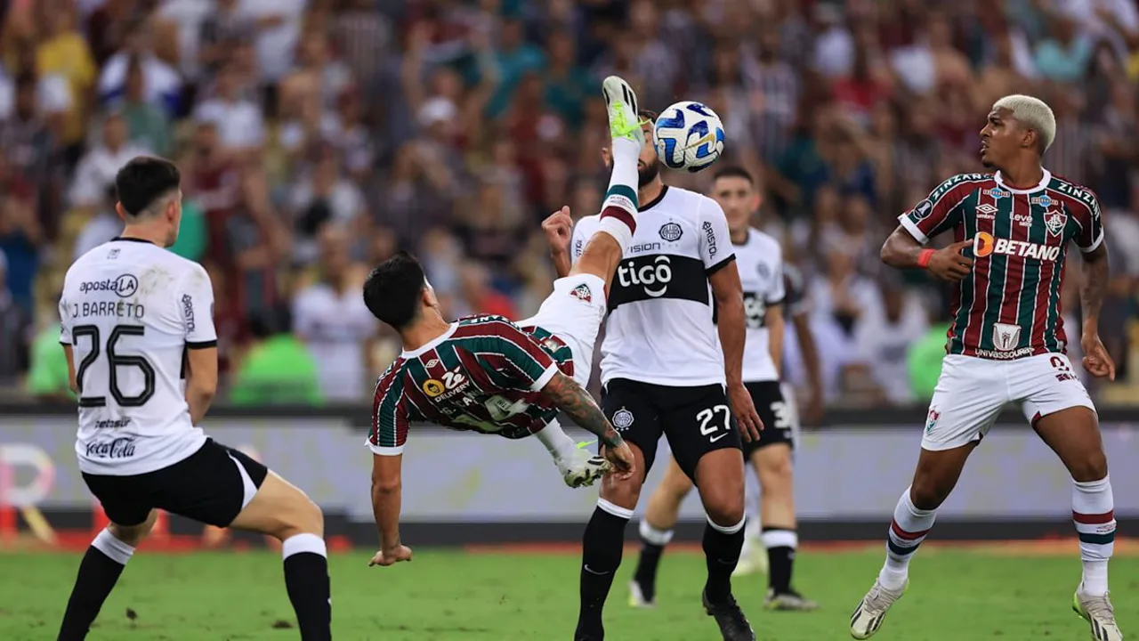 Carlos Cuesta cabeceia para marcar pelo Vasco contra o Olimpia no Estadio Defensores del Chaco