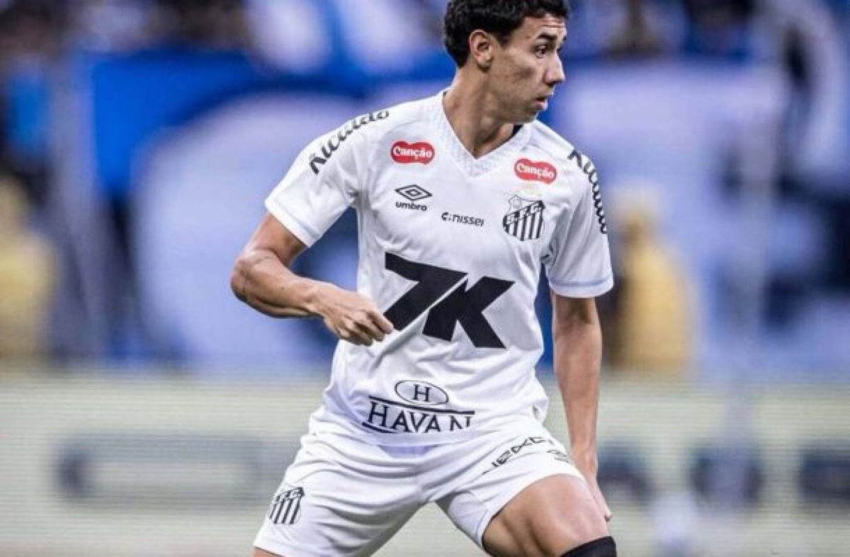 O time mandante entrou pensando em Bontempo abre no primeiro minuto e Santo
