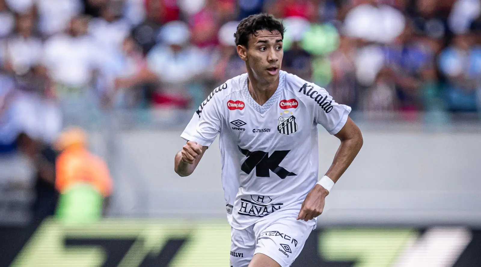 O time visitante entrou pensando em Bontempo abre no primeiro minuto e Santo