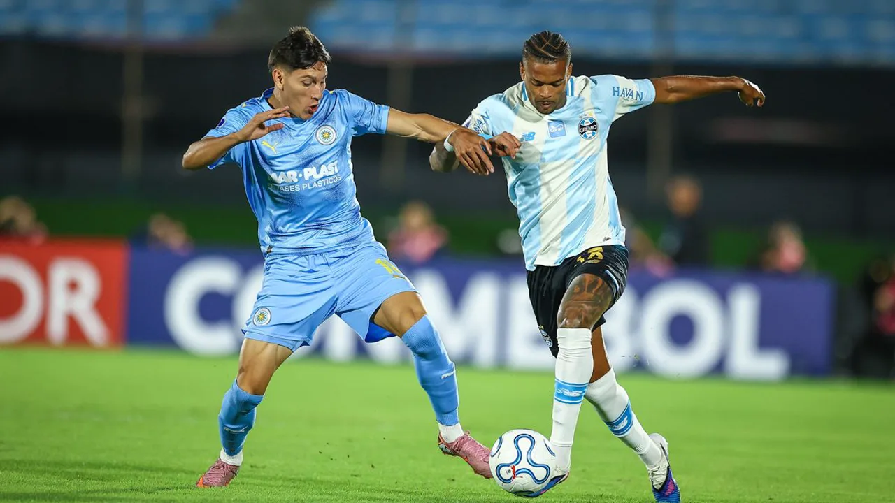 Jogadores do Boston River comemoram gol contra o O'Higgins no Estadio Centenario pela Copa Sudamericana 2026