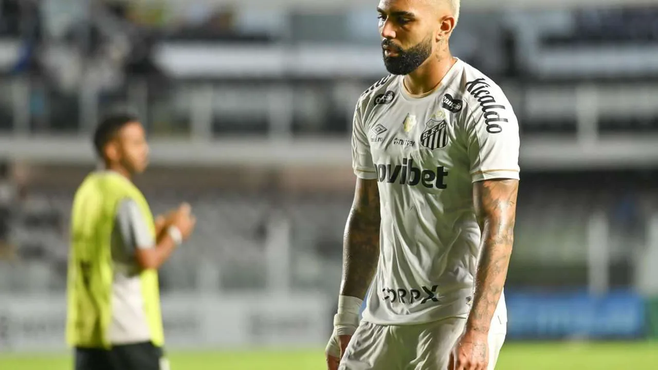 Gabigol caminhando em direção ao vestiário na Vila Belmiro enquanto torcida reage nas arquibancadas após empate com San Lorenzo