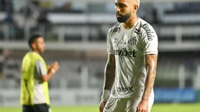 Gabigol faz gol e assistência e ainda leva cusparada da torcida do Santos