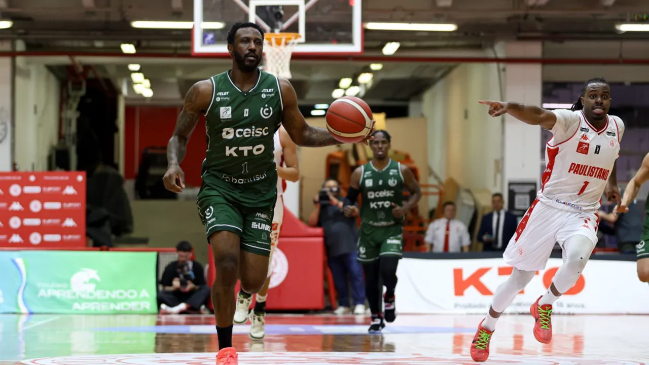 Quadra do Ginásio Poliesportivo Arnao durante partida do NBB entre União Corinthians e Paulistano em março de 2025