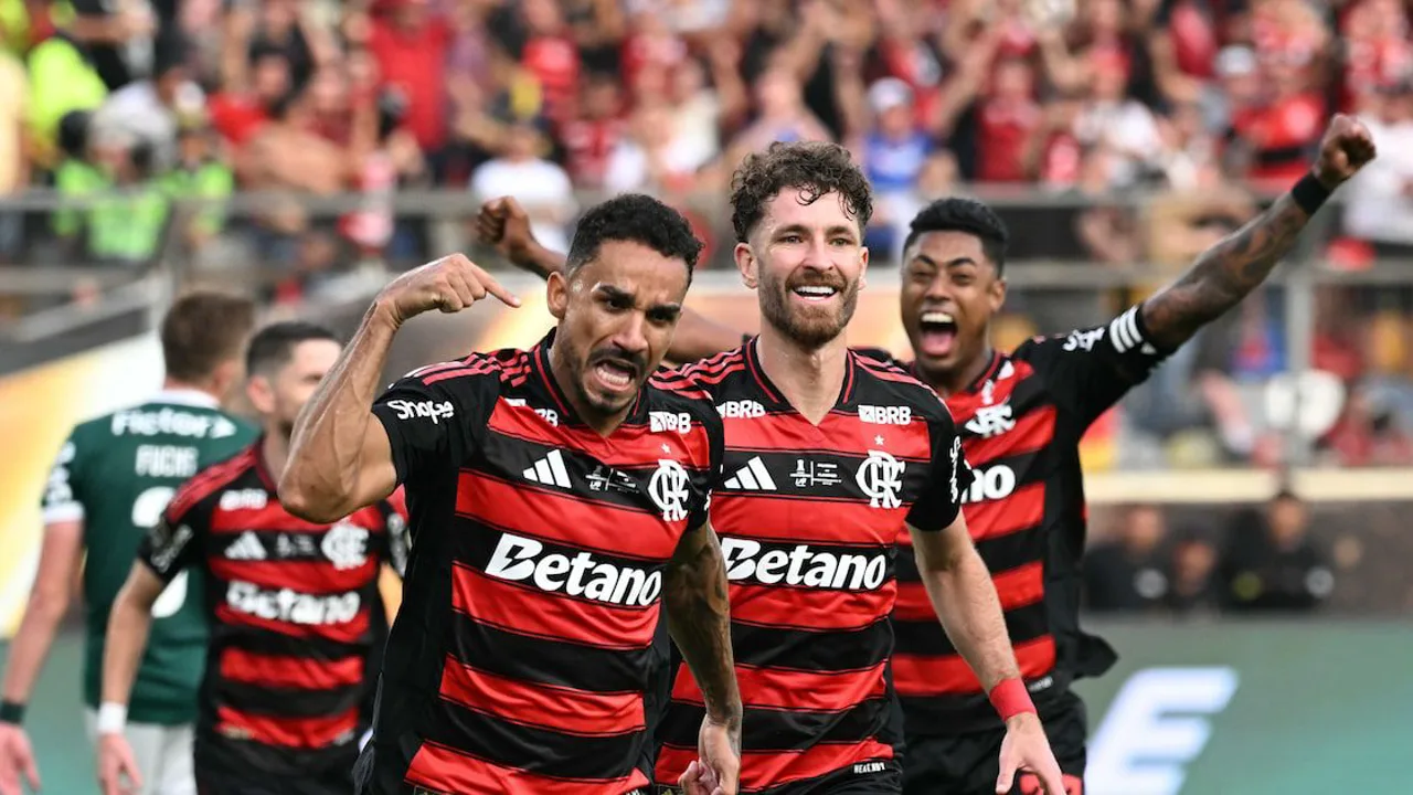 Danilo ergue a taça da Libertadores no Monumental de Lima após gol de cabeça na final contra o Palmeiras