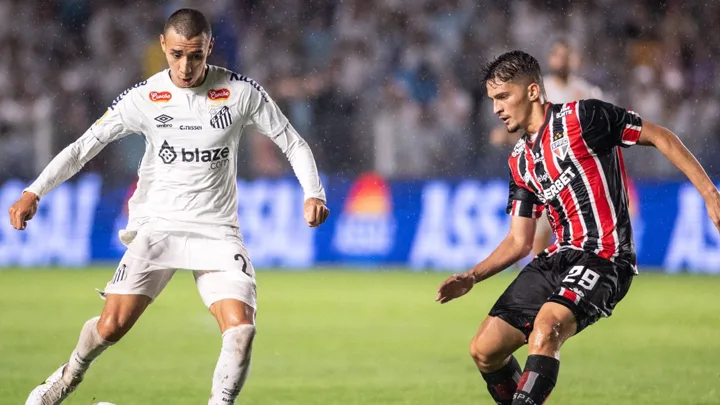 Gonzalo Escobar, zagueiro do Santos, em ação defensiva pelo Brasileirão Série A 2026