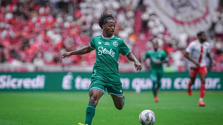 Ênio, atacante da Chapecoense com a camisa 97, em ação no Brasileirão Série A 2026