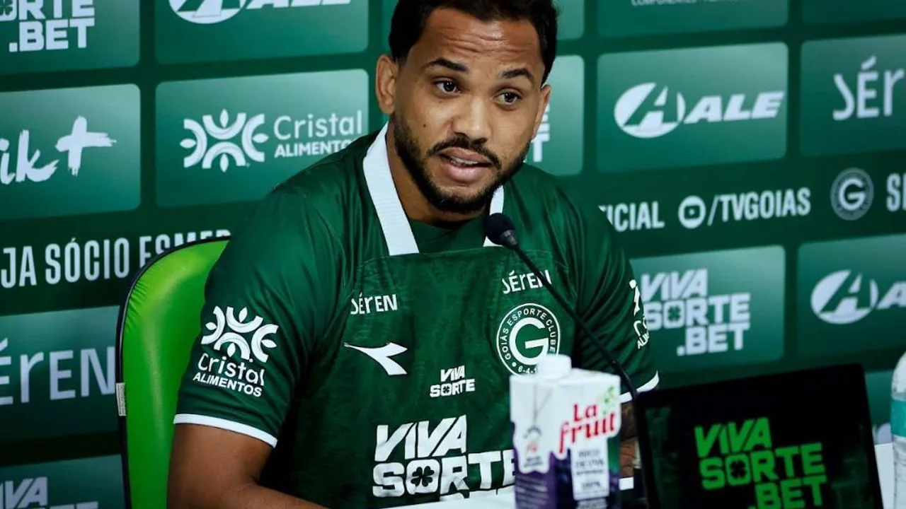 Lourenço, meia do Goiás, com a camisa 97 durante partida do Brasileirão Série A 2026
