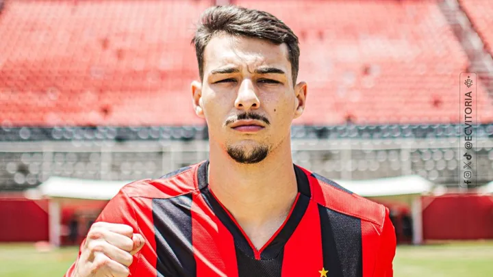 Claudinho, zagueiro do Vitória, em ação pelo Brasileirão Série A 2026