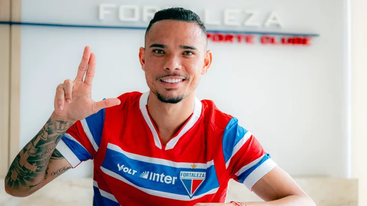 Luiz Fernando, atacante do Fortaleza, com a camisa 32 em partida do Brasileirão Série A 2026