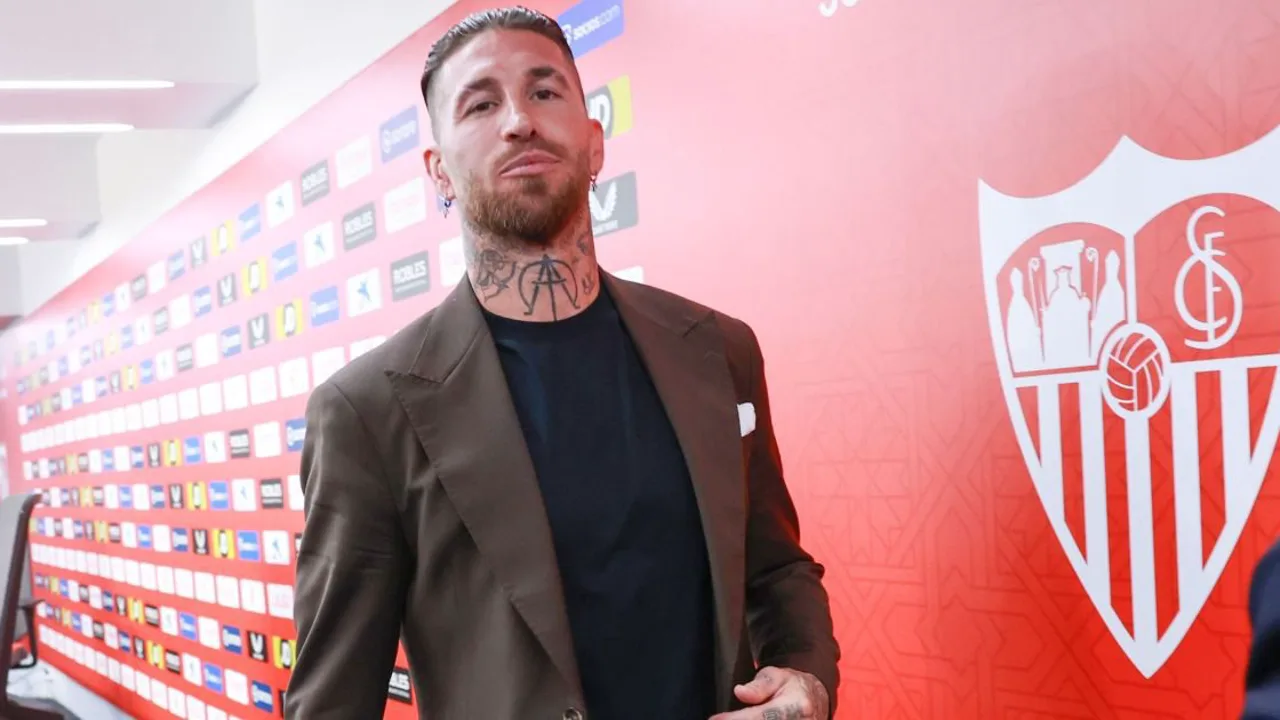 Sergio Ramos de costas diante do estádio Ramón Sánchez-Pizjuán, sede do Sevilla FC, em Sevilha