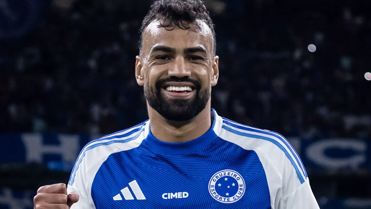 Fabrício Bruno, zagueiro do Cruzeiro, em disputa de bola no Brasileirão Série A 2026