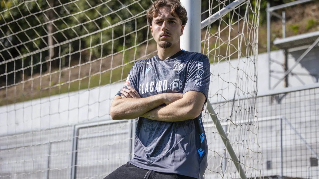 Gabriel Magalhães e Bruno Fernandes em campo pela Premier League 2025/26, candidatos ao prêmio de melhor jogador da temporada