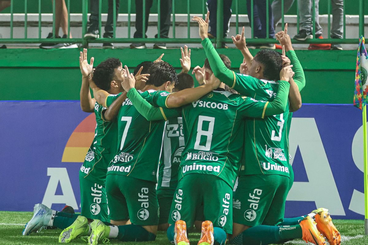 A lanterna que carrega o peso de um histórico sombrio 30 gols sofridos em 15 jog